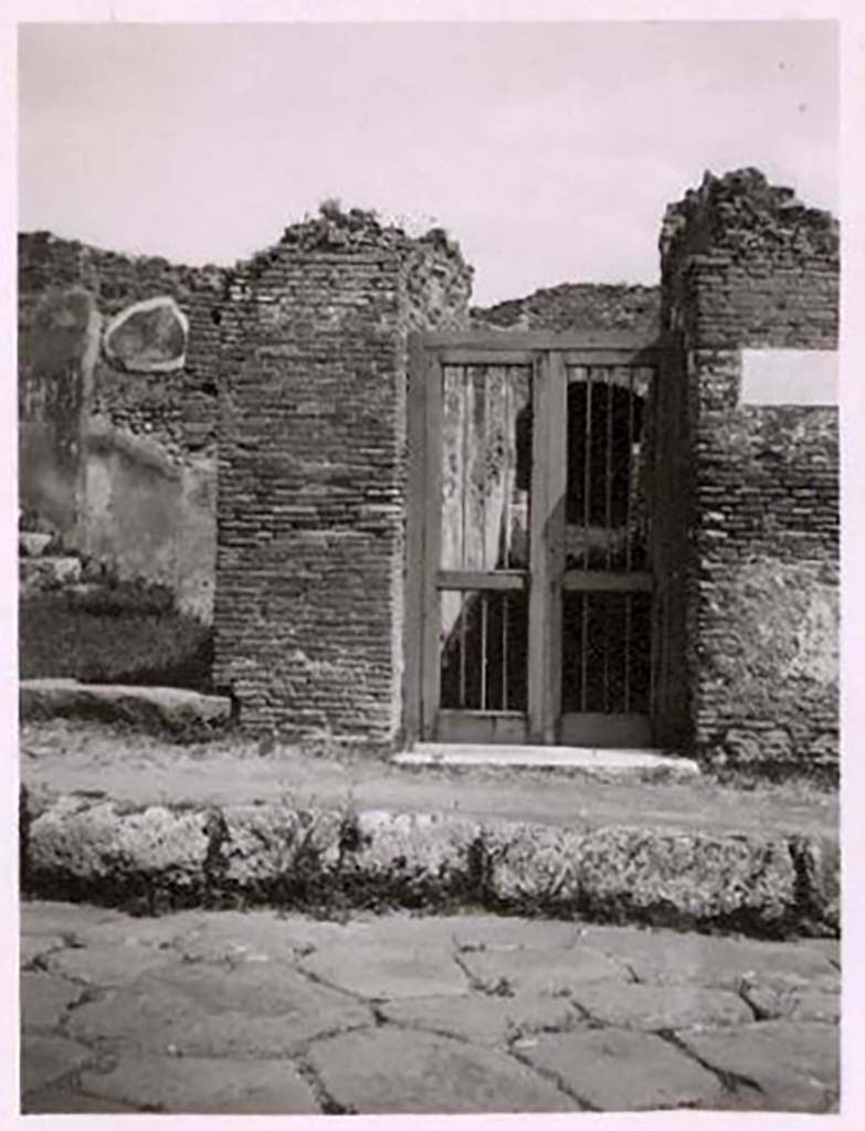 IX.2.10 Pompeii. Pre-1943. Entrance doorway on Via Stabiana. Photo by Tatiana Warscher.
See Warscher, T. Codex Topographicus Pompeianus, IX.2. (1943), Swedish Institute, Rome. (no.27.), p. 59.