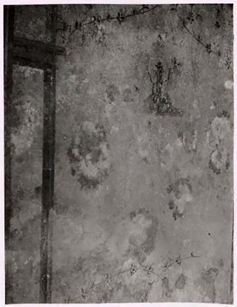 IX.2.10 Pompeii. Pre-1943. Tablinum, central painting on east wall. Photo by Tatiana Warscher.
Described by Warscher as –
“The central painting of the wall was a pair of columns joined by their lintel on which an urn was placed:
in the middle of the two columns the raised branch of a sacred tree passed.
To the right stands a circular tower with an order of windows at the top.”
See Warscher, T. Codex Topographicus Pompeianus, IX.2. (1943), Swedish Institute, Rome. (no.31.), p. 68.