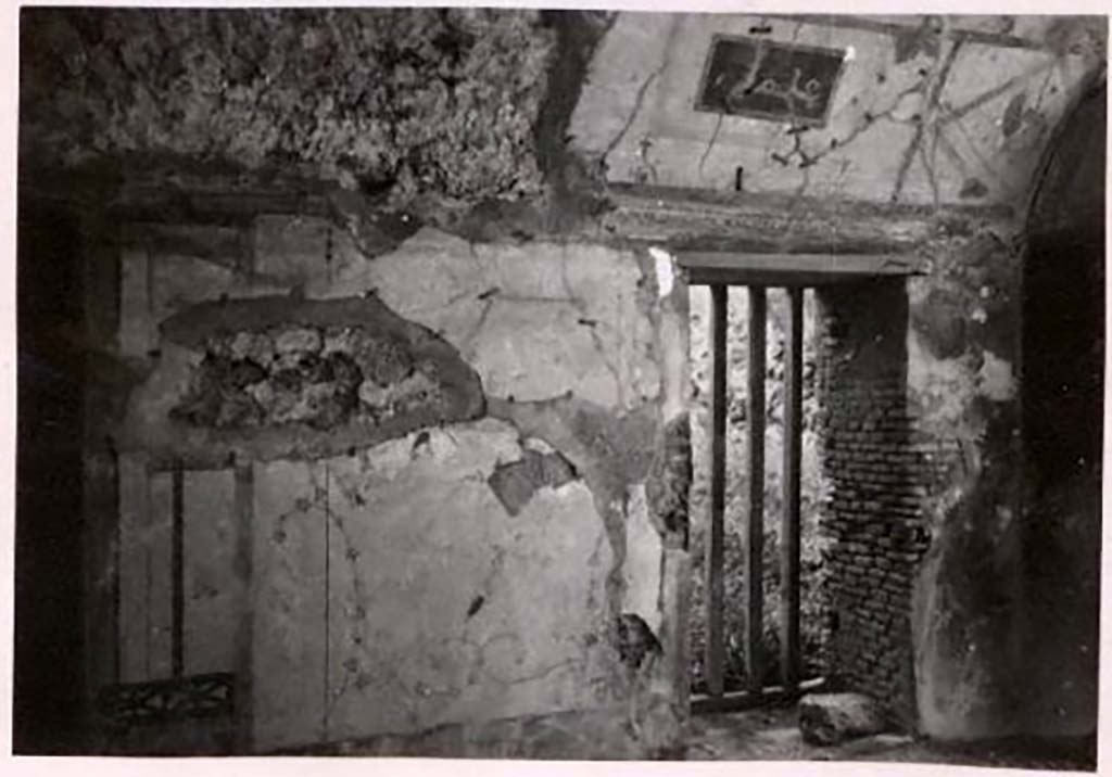 IX.2.10. Pompeii. Pre-1943. Photo by Tatiana Warscher. South wall at west end, with doorway linking to rooms of IX.2.14.
According to Warscher -
“this is a photo of the north wall with opening, which gave into room “k”.
Above the window is a part of the decoration of the vault with a representation of a sea-horse.
On the wall we see the remains of the decoration, which corresponds to that of the north wall.”
However, we think this is the south wall, each of the four corners of the vault appeared to have been painted identically.
See Warscher, T. Codex Topographicus Pompeianus, IX.2. (1943), Swedish Institute, Rome. (no.33.), p. 71.