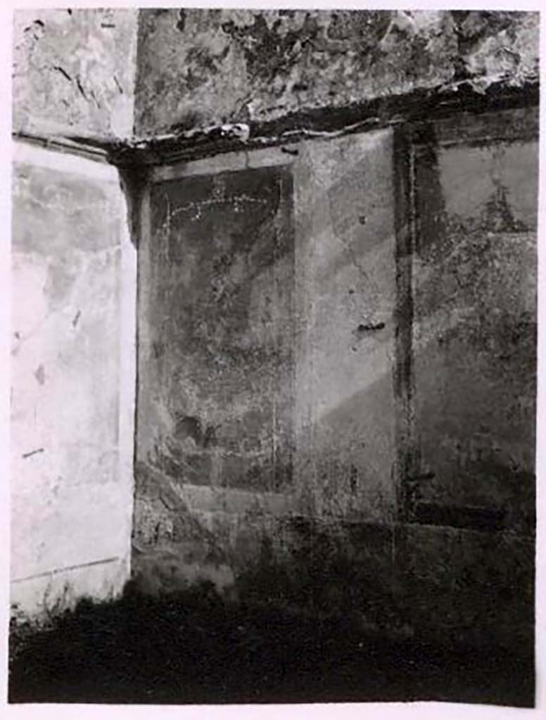 IX.2.10 Pompeii. Pre-1943. South-east corner of cubiculum.
In the centre of the red side panel of the south wall would have been a painting of Psyche and a Cupid.
Photo by Tatiana Warscher.
See Warscher, T. Codex Topographicus Pompeianus, IX.2. (1943), Swedish Institute, Rome. (no.34.), p. 74.