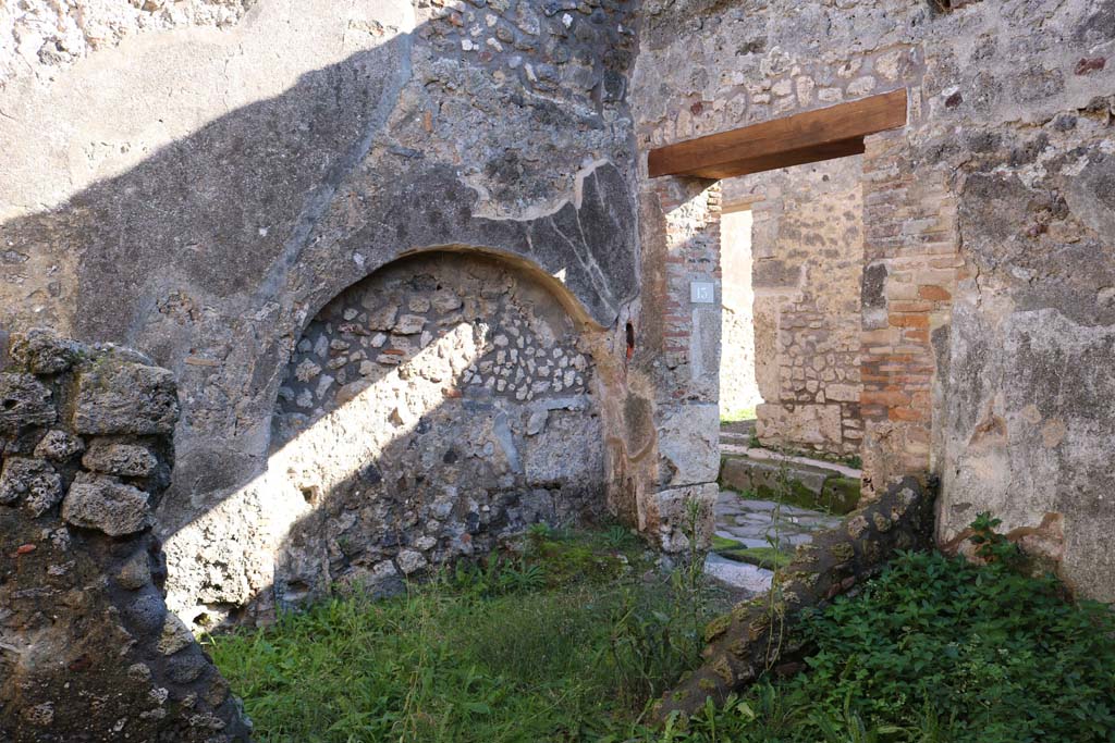 IX.2.13 Pompeii. December 2018.
Looking towards east wall of entrance room, with entrance doorway on right. Photo courtesy of Aude Durand.