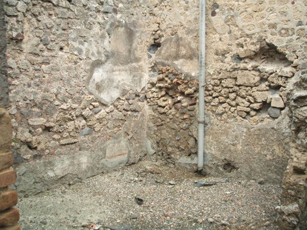 IX.2.13 Pompeii. May 2005. Triclinium on west side of entrance room. Looking towards north-west corner.