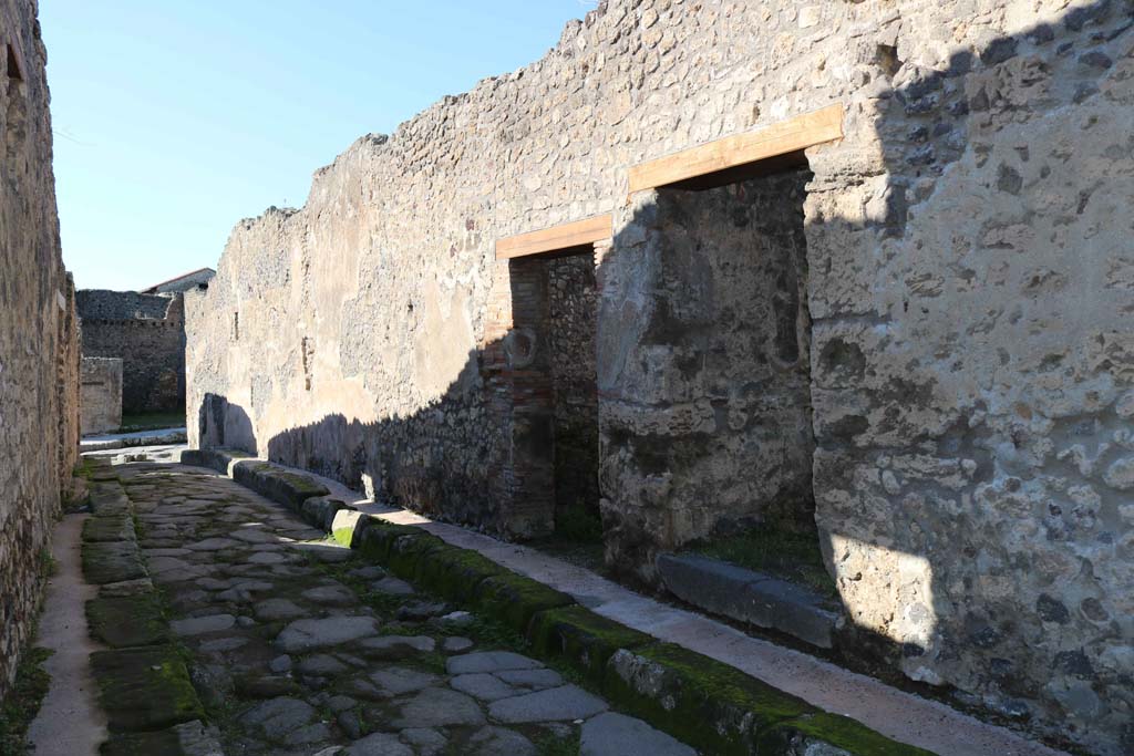 IX.2.14, Pompeii. December 2018.
Looking west along Vicolo di Balbo, towards entrance doorway, centre right. Photo courtesy of Aude Durand.