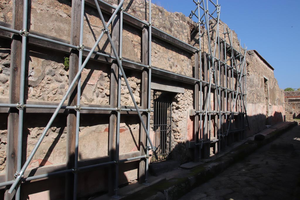 IX.2.15 Pompeii. October 2022.
Looking north-east towards entrance doorway on north side of Vicolo di Balbo. Photo courtesy of Klaus Heese