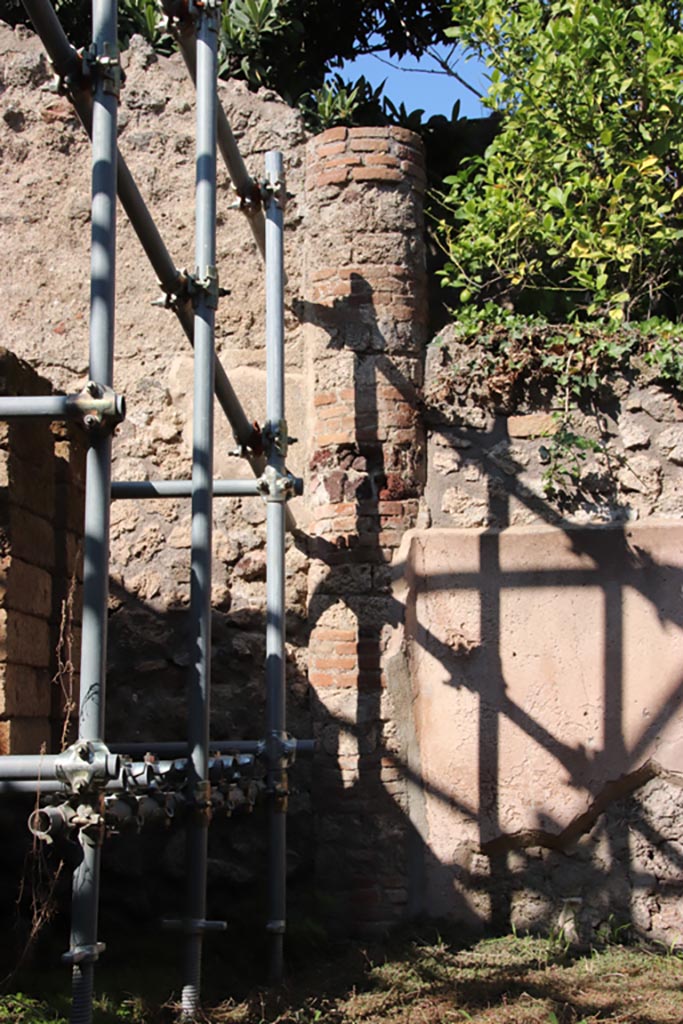 IX.2.15 Pompeii. October 2022.
Detail of column in garden area, taken from entrance doorway. Photo courtesy of Klaus Heese