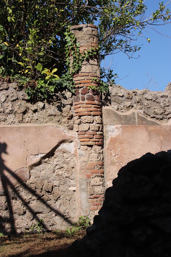IX.2.15 Pompeii. October 2022.
Detail of column in garden area, taken from entrance doorway. Photo courtesy of Klaus Heese