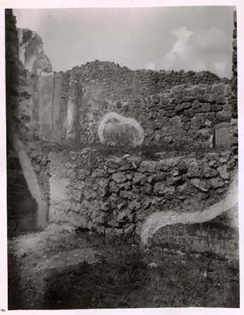 IX.2.16 Pompeii. Pre-1943. Looking towards north wall. Photo by Tatiana Warscher.
According to Warscher –
the tablinum had a spacious window to its north looking into the nearby house (IX.2.17), placed on a higher level, and from which perhaps it was divided by a wooden gate.
See Warscher, T. Codex Topographicus Pompeianus, IX.2. (1943), Swedish Institute, Rome. (no.75.), p. 160.