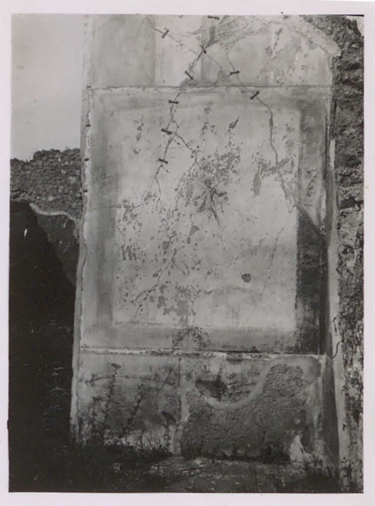 IX.2.16 Pompeii. Pre-1943.
Looking towards west wall in north-west corner of tablinum.
In the centre of the panel is a flying cupid, this would have been opposite the Psyche on the east wall in north-east corner.
(il muro ovest del tablino: alla rappresentazione di Psiche corrisponde un eros.)
See Warscher, T. 1942. Catalogo illustrato degli affreschi del Museo Nazionale di Napoli. Sala LXXXII. Vol.4. Rome, Swedish Institute.