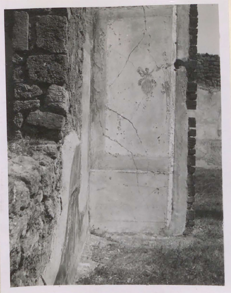 IX.2.16 Pompeii. Pre-1943.
Looking towards the east wall in the north-east corner of tablinum.
According to Warscher-
The part of the window looking at the neighbouring house and the north-east wall of the tablinum showing a representation of Psyche.
Through the opening you can see the east wall of the atrium.
(La parte della finestra guardante la casa vicina e il muro nord est del tablino con una rappresentazione di Psiche.
Attraverso l’apertura si vede il muro est dell’atrio.)
See Warscher, T. 1942. Catalogo illustrato degli affreschi del Museo Nazionale di Napoli. Sala LXXXII. Vol.4. Rome, Swedish Institute.