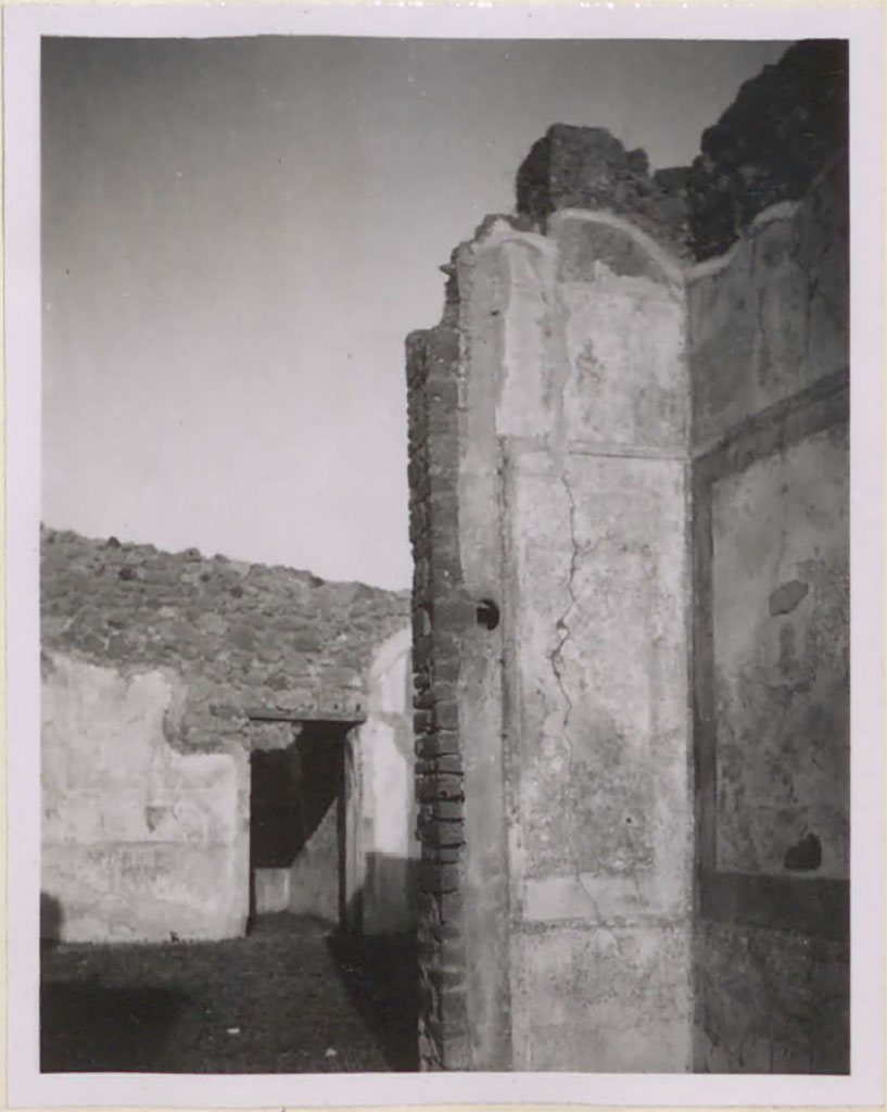 IX.2.16 Pompeii. Pre-1943. Looking towards south-east corner of tablinum, on right, and across atrium towards room in east wall.
See Warscher, T. 1942. Catalogo illustrato degli affreschi del Museo Nazionale di Napoli. Sala LXXXII. Vol.4. Rome, Swedish Institute.