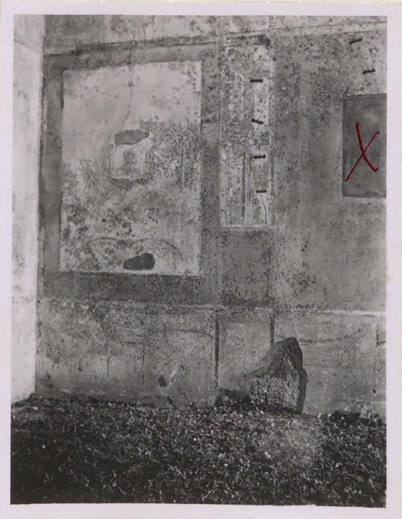 IX.2.16 Pompeii. Pre-1943.
Looking towards south wall of tablinum, “X” marks the location where the painting was removed from.
According to Warscher –
The painting of the Three Graces was located on the central panel of the south wall of the tablinum.
There was no other central painting on the north wall: there was a large opening into the adjacent house no.17.
(La pittura delle Tre Grazie trovavasi sul pannello centrale della parete sud del tablino.
Non vi era un’altra pittura centrale sulla parete nord: vi era una grande apertura nella casa adiacente No.17.)
See Warscher, T. 1942. Catalogo illustrato degli affreschi del Museo Nazionale di Napoli. Sala LXXXII. Vol.4. Rome, Swedish Institute.