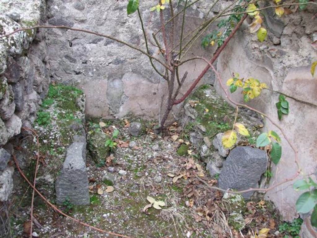 IX.2.16. Pompeii. December 2007. Remains of three sided structure against west wall at south side of peristyle garden area.