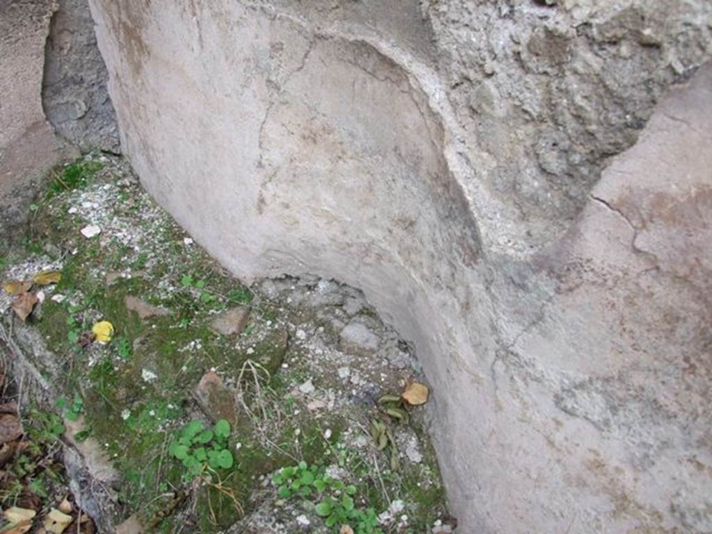 IX.2.16 Pompeii. December 2007. Kitchen, with three sided structure around walls.
Detail of north side and curved recess.