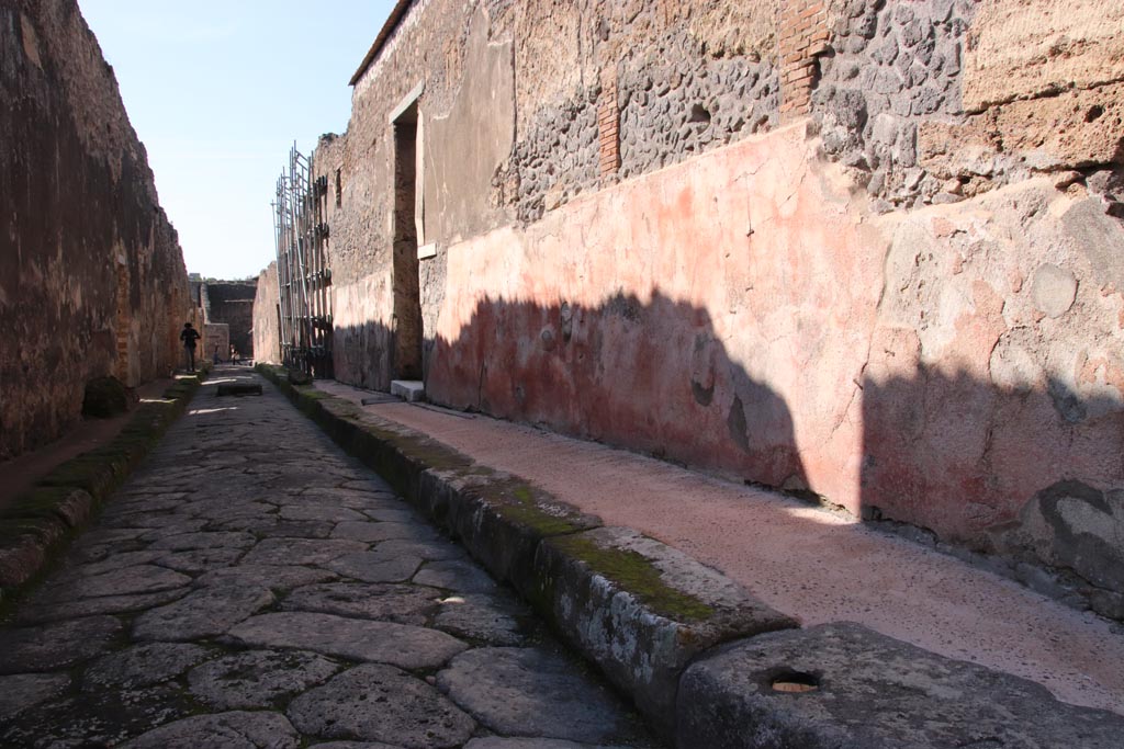 IX.2.16 Pompeii. October 2022.
Looking west on Vicolo di Balbo towards Via Stabiana, and with entrance doorways IX.2.15 and 16, centre left.
Photo courtesy of Klaus Heese