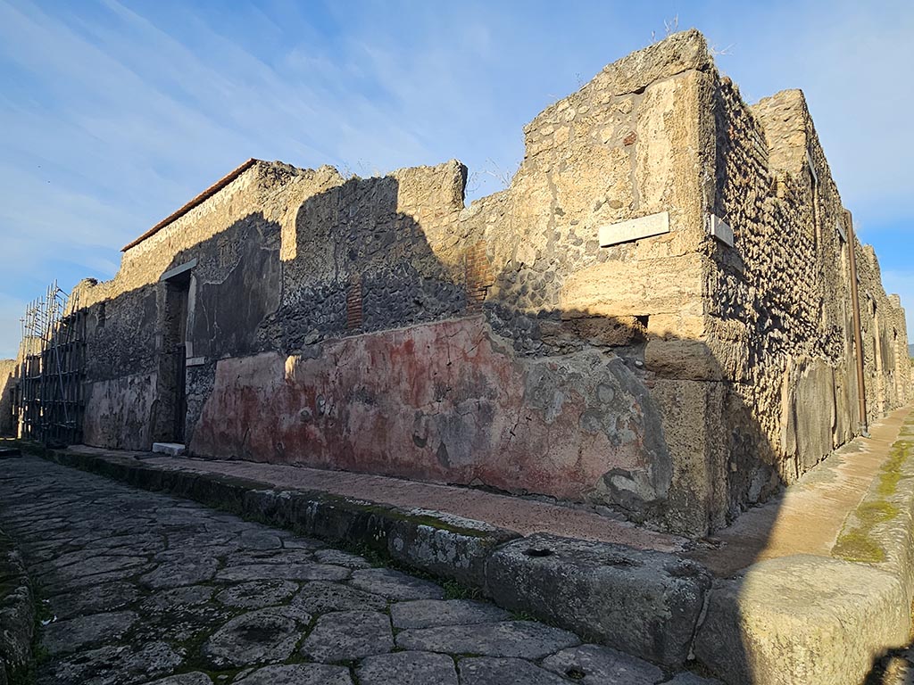 IX.2.16 Pompeii. November 2024.
Looking west along north side towards IX.2.16, from junction with Vicolo di Tesmo. Photo courtesy of Annette Haug.