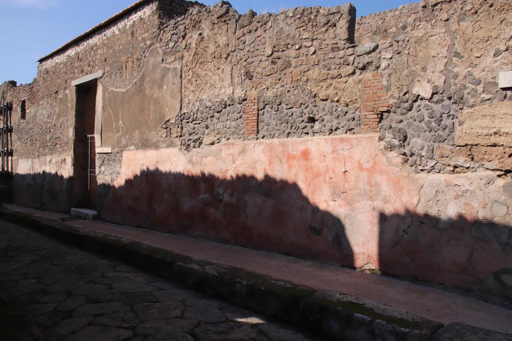 IX.2.16 Pompeii. October 2022.
Looking west along north side of Vicolo di Balbo towards entrance doorway. Photo courtesy of Klaus Heese