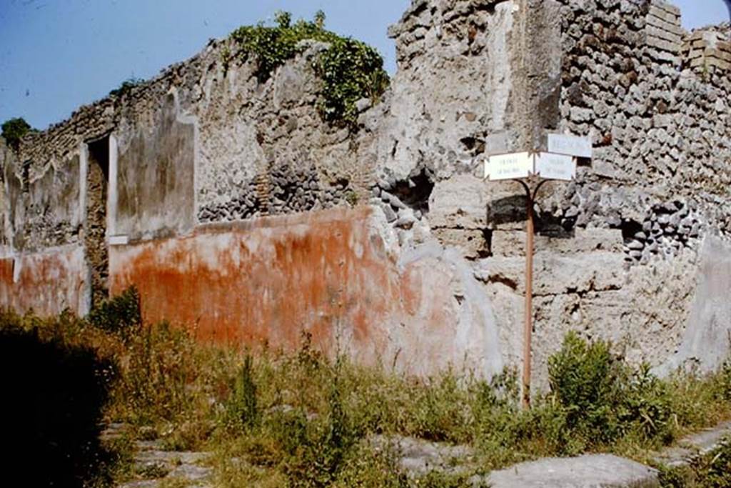 IX.2.16 Pompeii. 1964. Looking west to entrance doorway. Photo by Stanley A. Jashemski.
Source: The Wilhelmina and Stanley A. Jashemski archive in the University of Maryland Library, Special Collections (See collection page) and made available under the Creative Commons Attribution-Non Commercial License v.4. See Licence and use details.
J64f1601