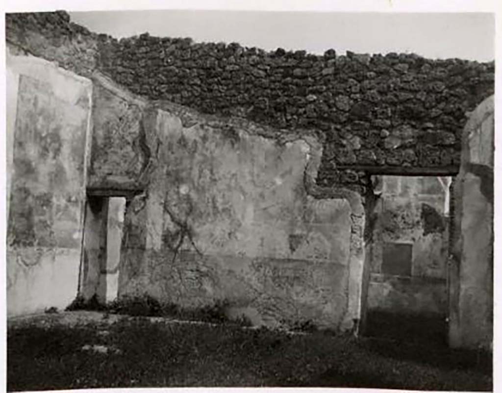 IX.2.16 Pompeii. Pre-1943. Looking towards east wall of atrium with two doorways into exedra. Photo by Tatiana Warscher.
See Warscher, T. Codex Topographicus Pompeianus, IX.2. (1943), Swedish Institute, Rome. (no.52.), p. 120.