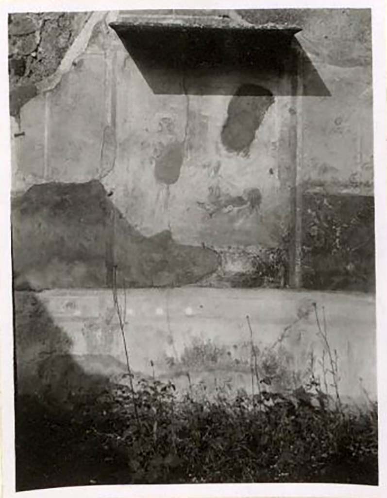 IX.2.16 Pompeii. Pre-1943. Painting of Hercules and Nessus from west wall of exedra/triclinium.
Photo by Tatiana Warscher.
See Warscher, T. Codex Topographicus Pompeianus, IX.2. (1943), Swedish Institute, Rome. (no.53.), p. 122.