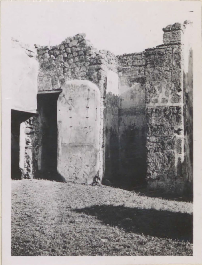 IX.2.16 Pompeii. Pre-1943. Looking towards south-east corner of atrium.
See Warscher, T. 1942. Catalogo illustrato degli affreschi del Museo Nazionale di Napoli. Sala LXXXII. Vol.4. Rome, Swedish Institute.