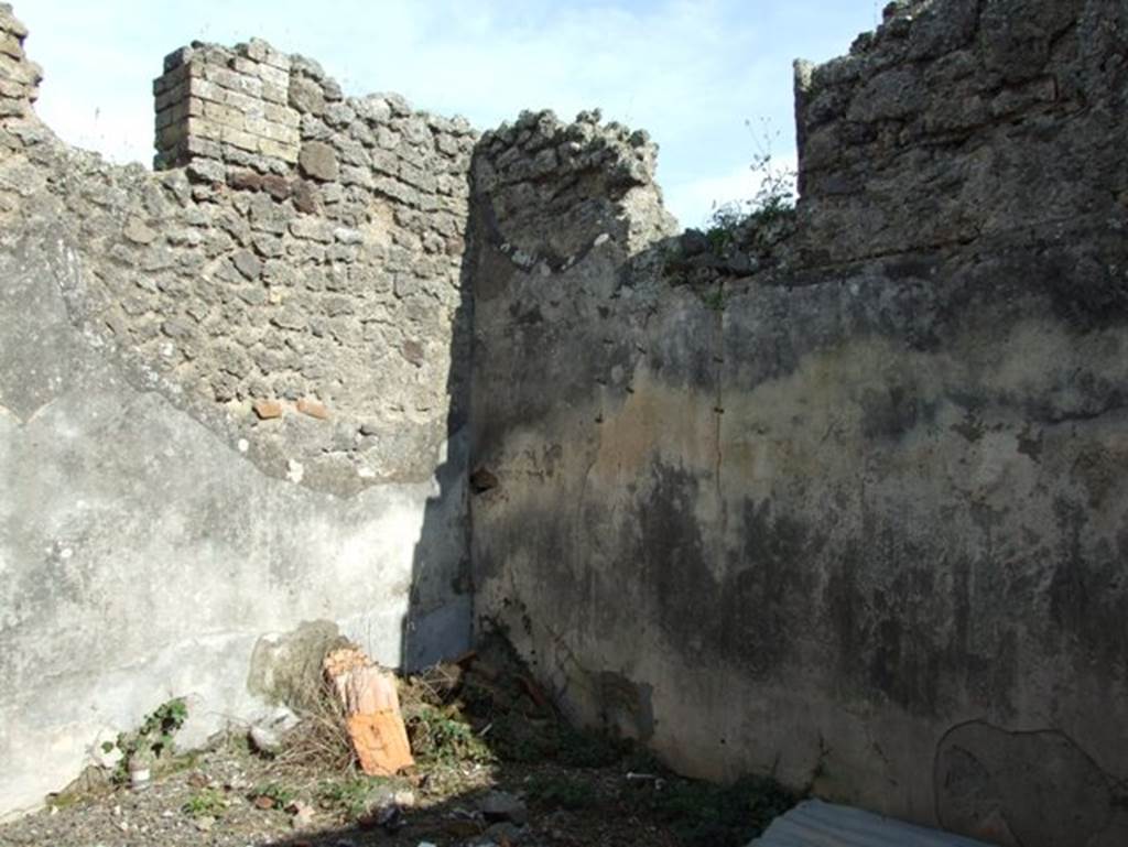 IX.2.16 Pompeii. March 2009. South east corner of oecus, with windows onto Vicolo di Tesmo, and Vicolo di Balbo. According to Bragantini, the walls of this room were painted white. The dado was white, separated into panels. The middle zone was white with panels separated by red compartments with candelabra. On the south and west wall, paintings of birds could be seen.
See Bragantini, de Vos, Badoni, 1986. Pitture e Pavimenti di Pompei, Parte 3. Rome: ICCD. (p.416, oecus ‘f’)