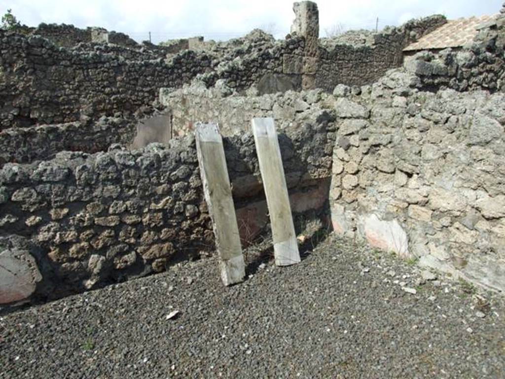 IX.2.17 Pompeii. March 2009. Room 8, Triclinium. North east corner with recess.