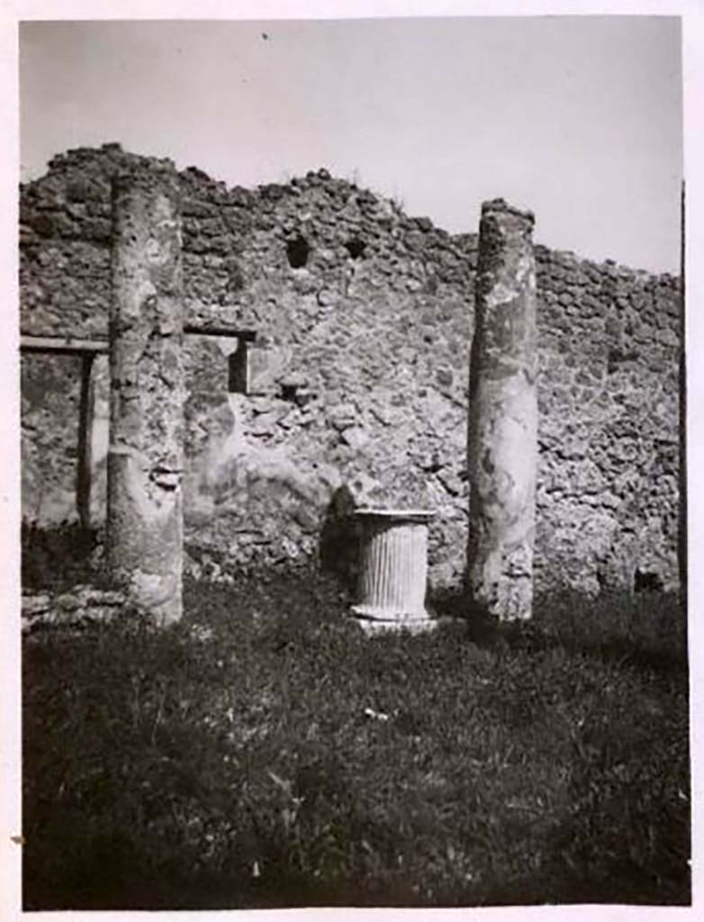 IX.2.17 Pompeii. Pre-1943. Room 9, puteal on north side of garden area. Photo by Tatiana Warscher.
See Warscher, T. Codex Topographicus Pompeianus, IX.2. (1943), Swedish Institute, Rome. (no.92.), p. 173.
