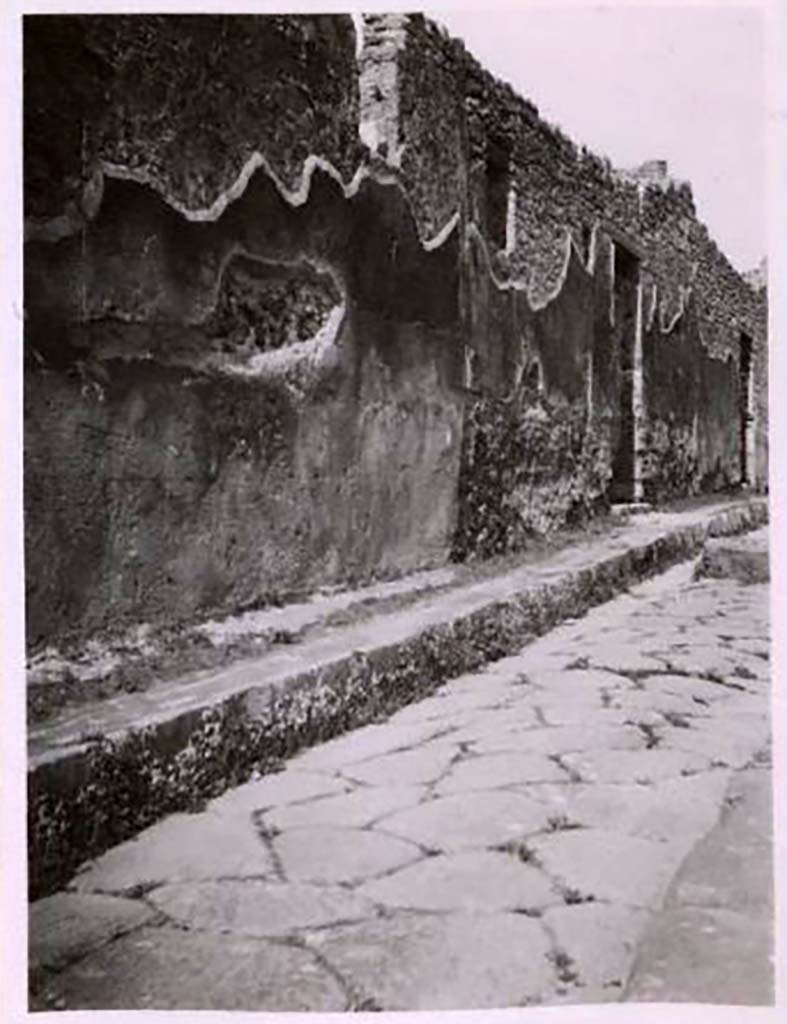 IX.2.17, Pompeii. Pre-1943. Looking north along west side of Vicolo di Tesmo towards doorway.
Photo by Tatiana Warscher.
See Warscher, T. Codex Topographicus Pompeianus, IX.2. (1943), Swedish Institute, Rome. (no.86.), p. 166.