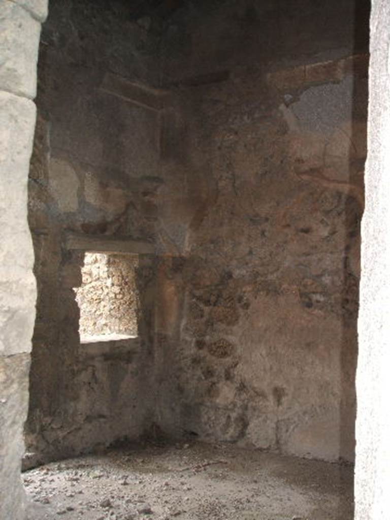 IX.2.17 Pompeii. May 2005. Room 2, cubiculum. Looking north-west through doorway from entrance corridor/fauces.