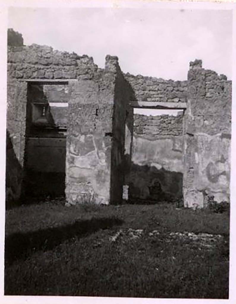 IX.2.17 Pompeii. Pre-1943. Photo by Tatiana Warscher.
Room 1, atrium, looking east across impluvium towards doorway to room 2, (on left) and entrance doorway (centre).
See Warscher, T. Codex Topographicus Pompeianus, IX.2. (1943), Swedish Institute, Rome. (no.87), p. 168.