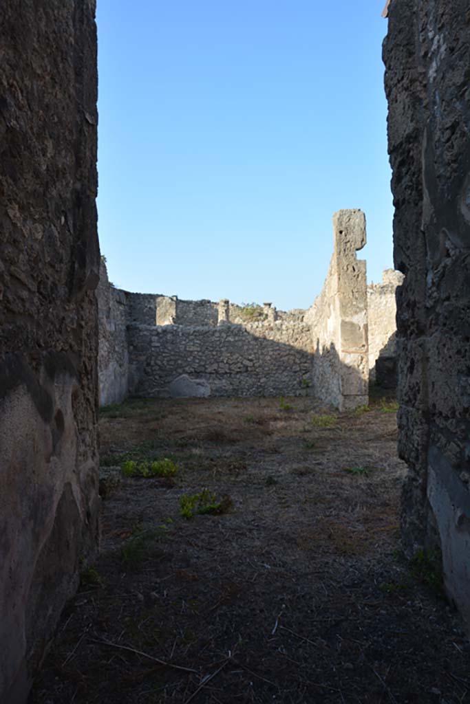 IX.2.17 Pompeii. October 2019.
Room 1, looking west from entrance corridor across atrium towards north wall of tablinum.
Foto Annette Haug, ERC Grant 681269 DÉCOR.