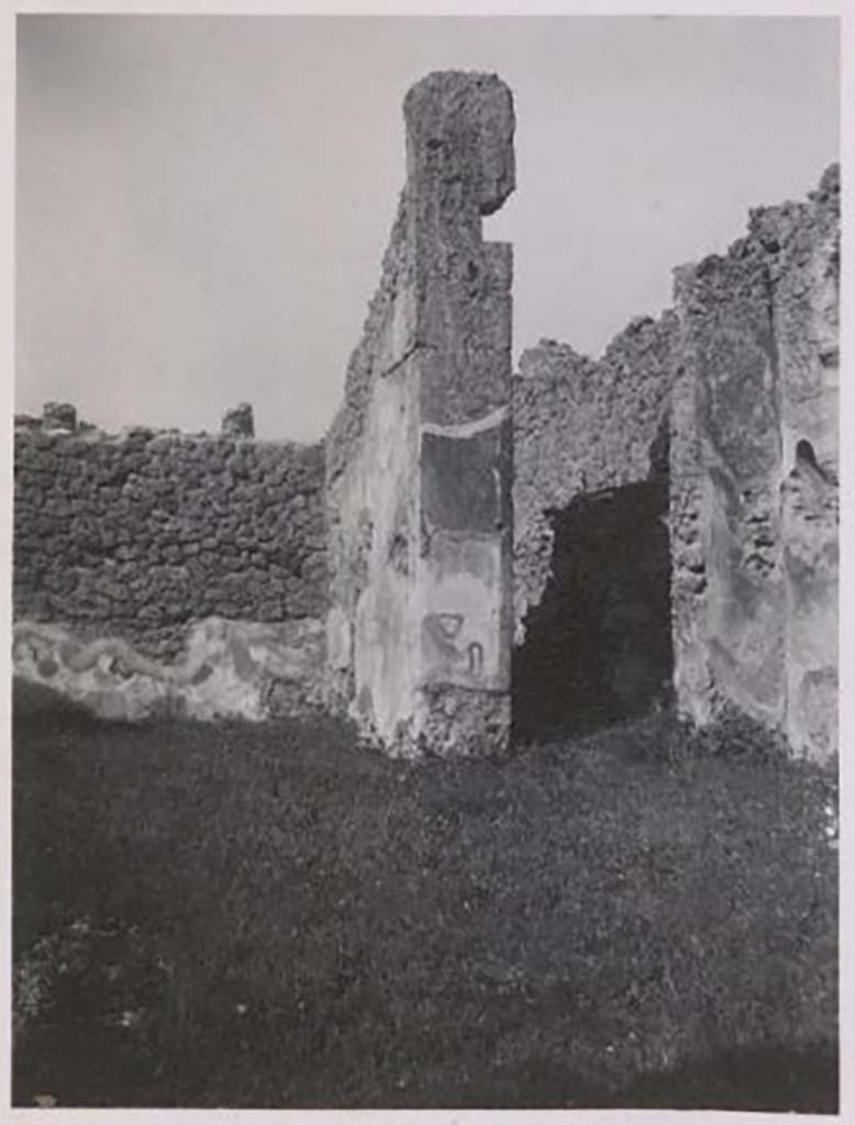 IX.2.17 Pompeii. Pre-1943. Room 1, atrium and north wall of tablinum, on the right is the corridor 6.
Photo by Tatiana Warscher.
See Warscher, T. Codex Topographicus Pompeianus, IX.2. (1943), Swedish Institute, Rome. (no.89.), p. 171.