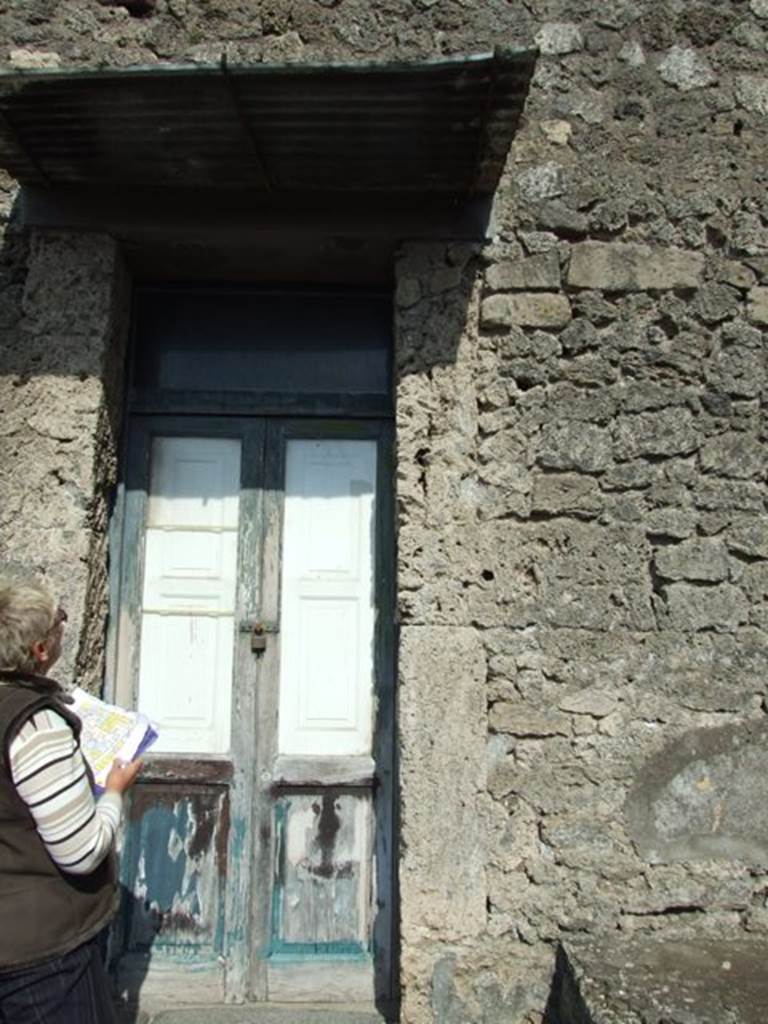 IX.2.17 Pompeii. March 2009. Doorway to Room 3, Triclinium.