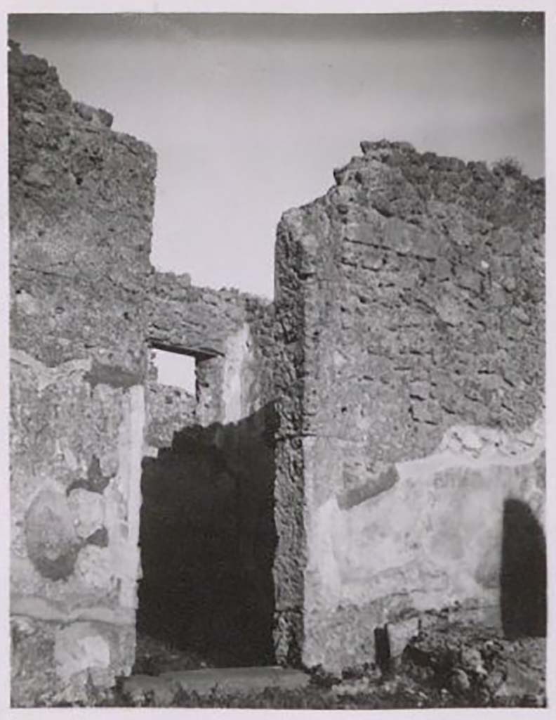 IX.2.17 Pompeii. Pre-1943. Doorway to room 3, triclinium. Photo by Tatiana Warscher.
According to Warscher – this room had a window overlooking Vicolo di Tesmo.
The paintings from the walls had vanished without leaving any trace.
See Warscher, T. Codex Topographicus Pompeianus, IX.2. (1943), Swedish Institute, Rome. (no.88.), p. 170.
The remains of the arca/money chest base can be seen bottom right.