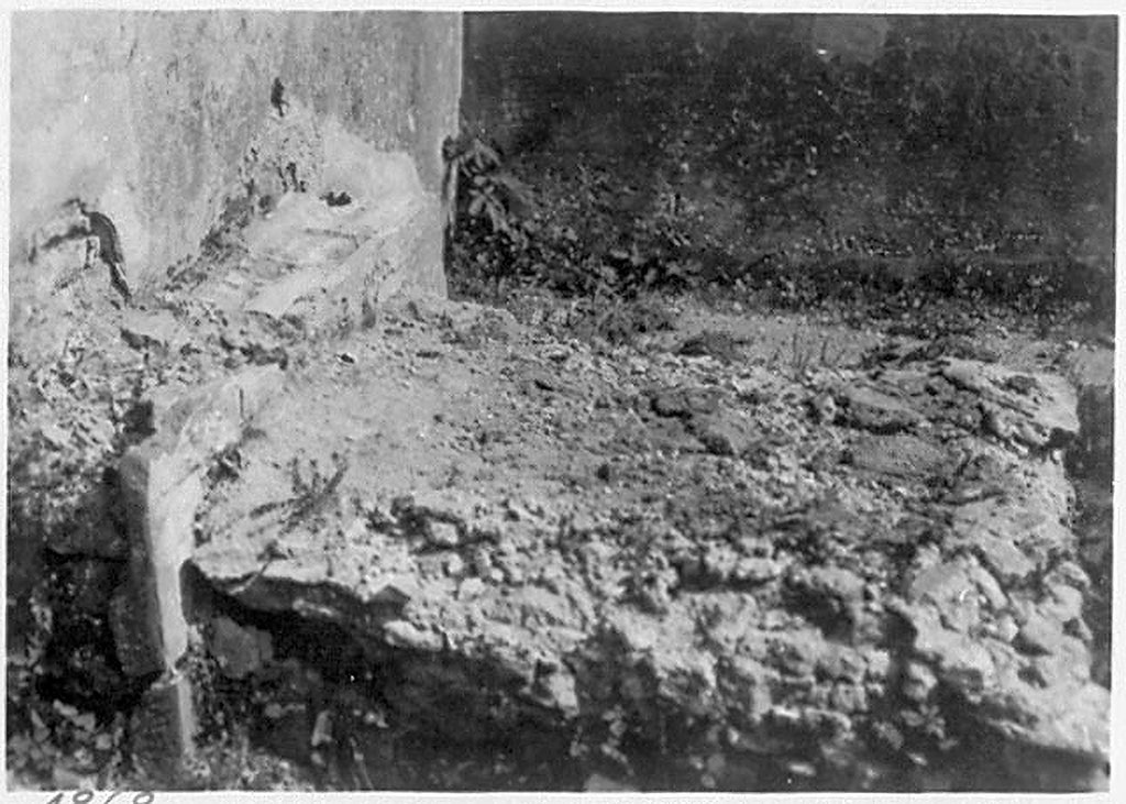 IX.2.17 Pompeii. 1932 photo by Pernice. Room 1, arca chest base, in atrium.
DAIR 32.1110. Photo © Deutsches Archäologisches Institut, Abteilung Rom, Arkiv.