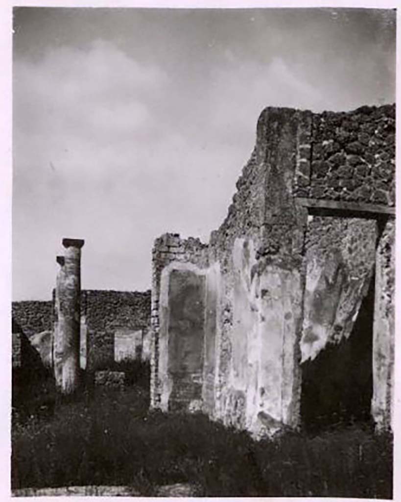 IX.2.18 Pompeii. Pre-1943. Photo by Tatiana Warscher.
Looking across atrium towards the north side of the tablinum, on left.
On the right is the corridor 13 from the atrium to the garden area.
See Warscher, T. Codex Topographicus Pompeianus, IX.2. (1943), Swedish Institute, Rome. (no.99.), p. 179.
