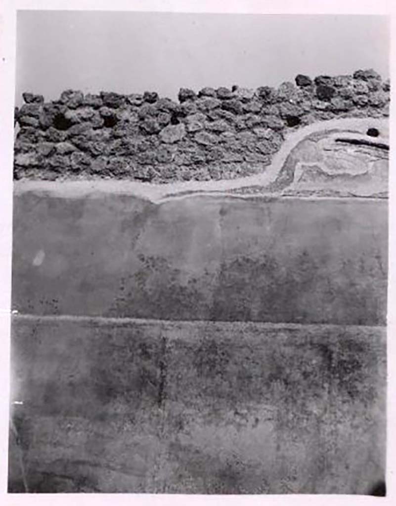 IX.2.18 Pompeii. Pre-1943. North wall. Photo by Tatiana Warscher.
According to Warscher �
This room was originally adorned with Cupids, as described by A. Trendelenburg.
On the north wall, nothing remains of the Cupids.
A small fragment of a stucco decoration was found under the holes for the ceiling support beams.
See Warscher, T. Codex Topographicus Pompeianus, IX.2. (1943), Swedish Institute, Rome. (no.105.), p. 185.
