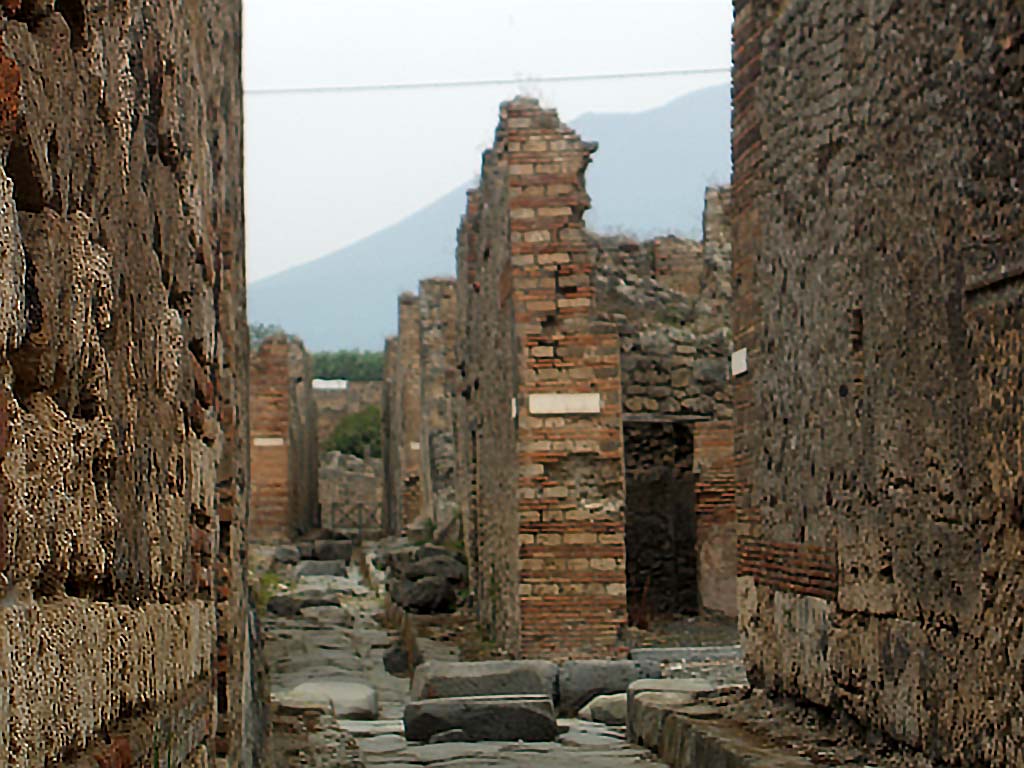 IX.2.19 Pompeii, on left. May 2005. Vicolo di Tesmo looking north. IX.6 centre left. IX.7, on right.