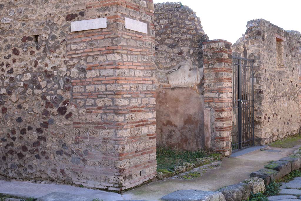 IX.2.20 Pompeii. December 2018.
Looking west to entrance doorway, in centre, with doorway to IX.2.21, centre right. Photo courtesy of Aude Durand.