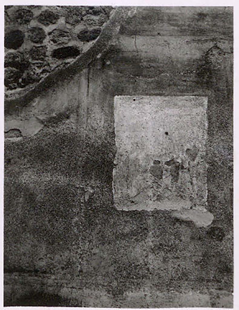 IX.2.21 Pompeii. Pre-1943. Room 3, north wall of ala, remains of wall painting. Photo by Tatiana Warscher.
According to Warscher –
Hardly anything remains on the north wall. Just, on the left, a sitting bowed female figure. On the right, if I am not mistaken, the remains of a standing man. It was not possible to recognise the subject of the painting.
See Warscher, T. Codex Topographicus Pompeianus, IX.2. (1943), Swedish Institute, Rome. (no.124.), p. 210.