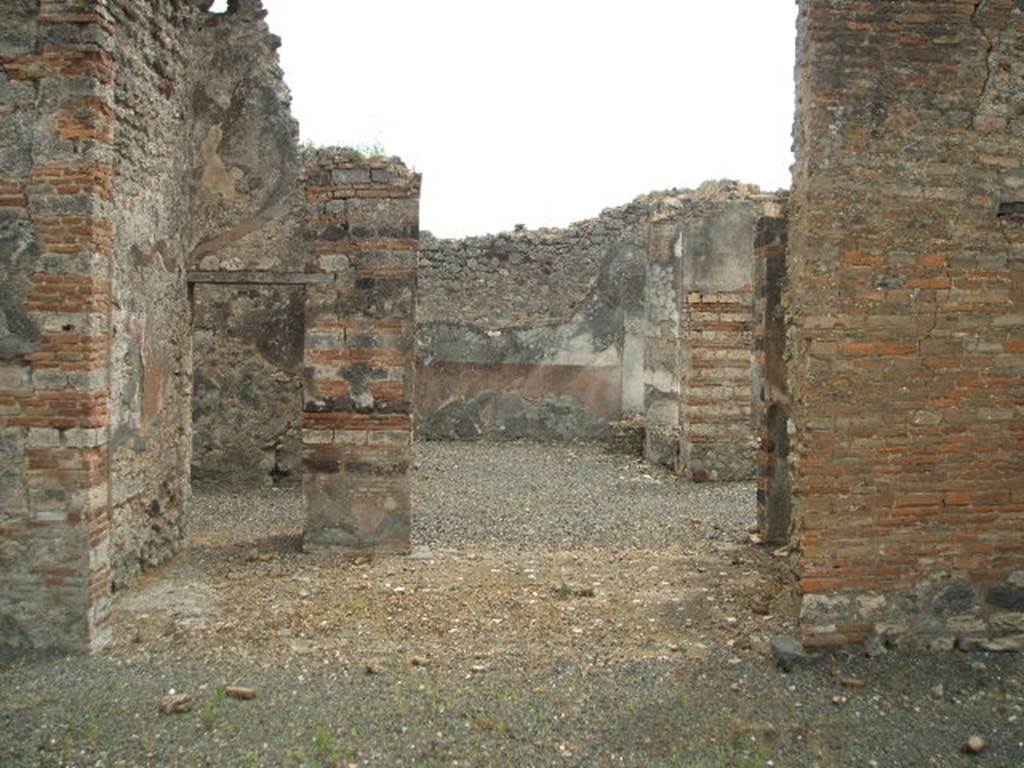 IX.2.21 Pompeii. May 2005. Room 6, tablinum. According to Bragantini, this room would have had a threshold of cocciopesto with decoration delineated with white tesserae. The floor would have been of cocciopesto with successive rows of irregular polychrome marble tiles.
See Bragantini, de Vos, Badoni, 1986. Pitture e Pavimenti di Pompei, Parte 3. Rome: ICCD. (p.423, tablino �g�)
