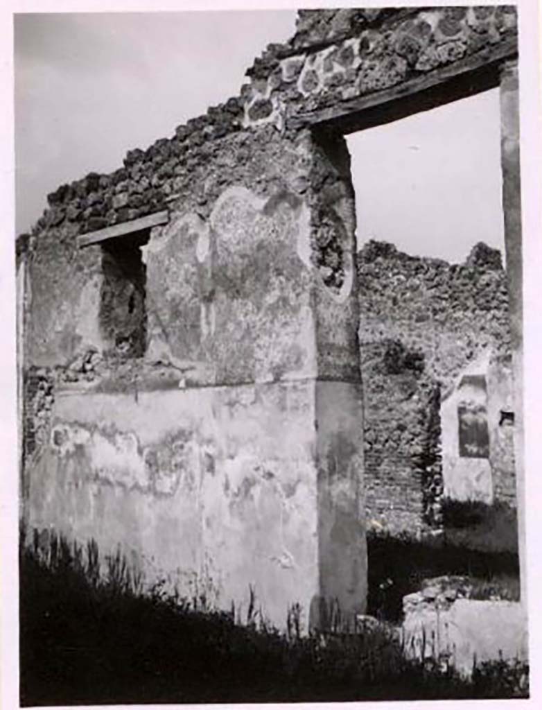 IX.2.21 Pompeii. Pre-1943. Looking north-west across garden area. Photo by Tatiana Warscher.
According to Warscher –
This photo was taken from the pseudo-peristyle: they had constructed a room in the west part.
Through the doorway one sees the north wall of room 13 with the wretched remains of a painting.
See Warscher, T. Codex Topographicus Pompeianus, IX.2. (1943), Swedish Institute, Rome. (no.116.), p. 197.