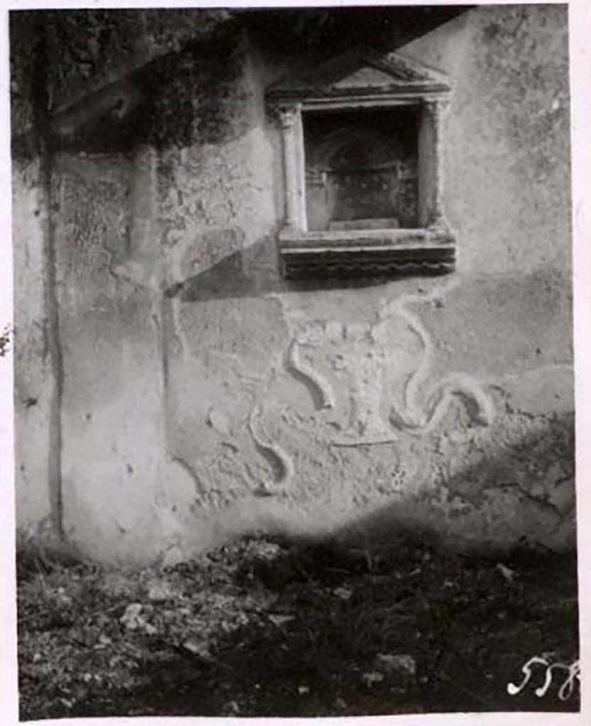 IX.2.21 Pompeii. Pre-1943. Room 11, aedicula shrine on south wall. Photo by Tatiana Warscher.
See Warscher, T. Codex Topographicus Pompeianus, IX.2. (1943), Swedish Institute, Rome. (no.119.), p. 198.