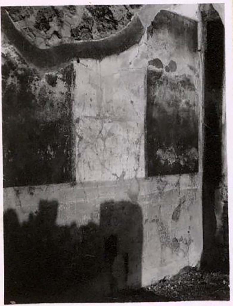 IX.2.21 Pompeii. Pre-1943. Room 13, north wall of cubiculum, with painted decoration. Photo by Tatiana Warscher.
See Warscher, T. Codex Topographicus Pompeianus, IX.2. (1943), Swedish Institute, Rome. (no.121.), p. 203.