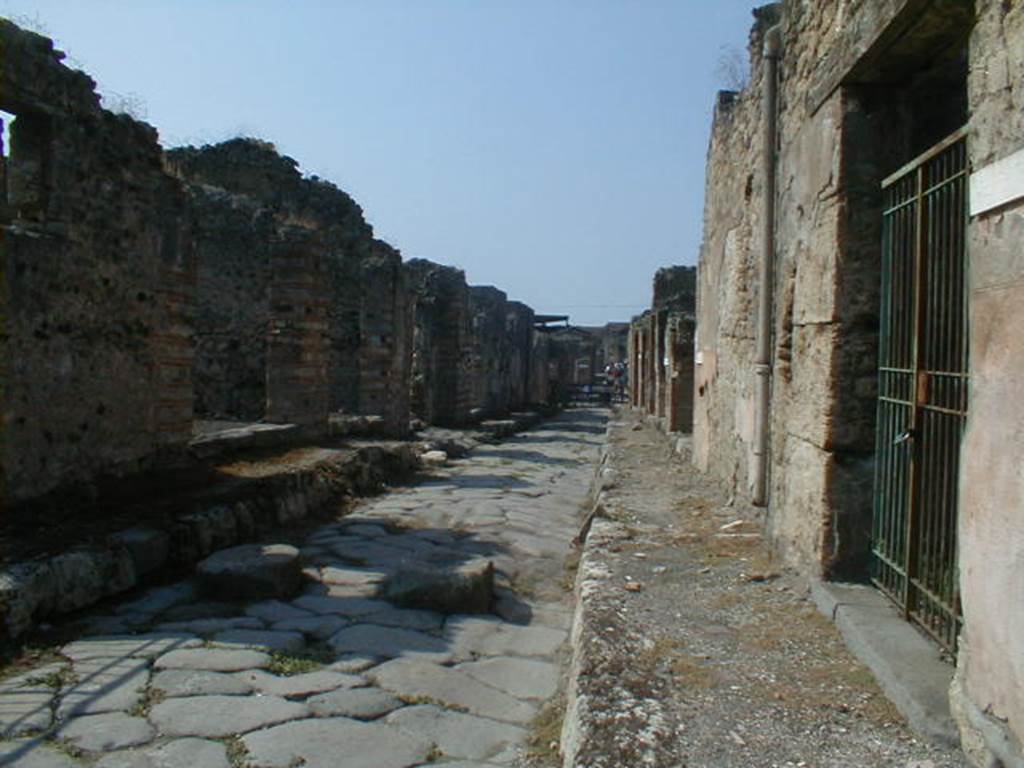 IX.2.21 Pompeii (on left). Looking west along Vicolo leading to Via Stabiana & Via degli Augustali. IX.3, on right.