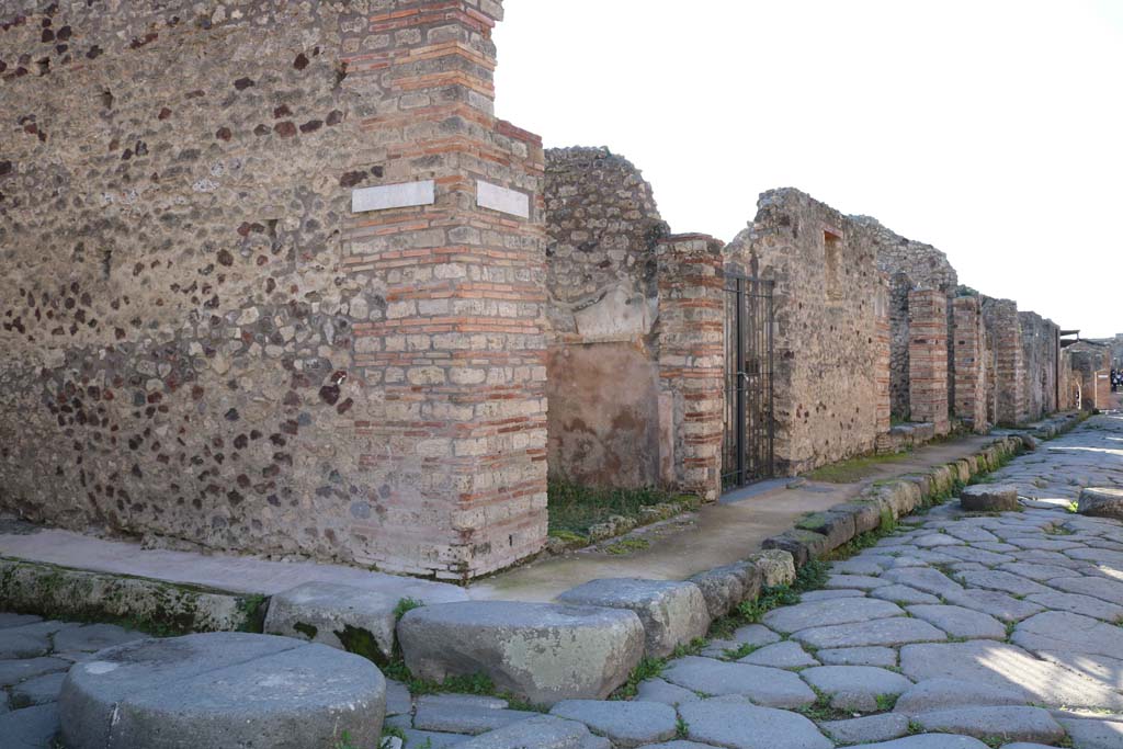 Unnamed vicolo between IX.2, and IX.3, the continuation from Via degli Augustali. December 2018.
Looking west along south side of roadway from IX.2.20, in centre, with doorway to IX.2.21, centre right. Photo courtesy of Aude Durand.
