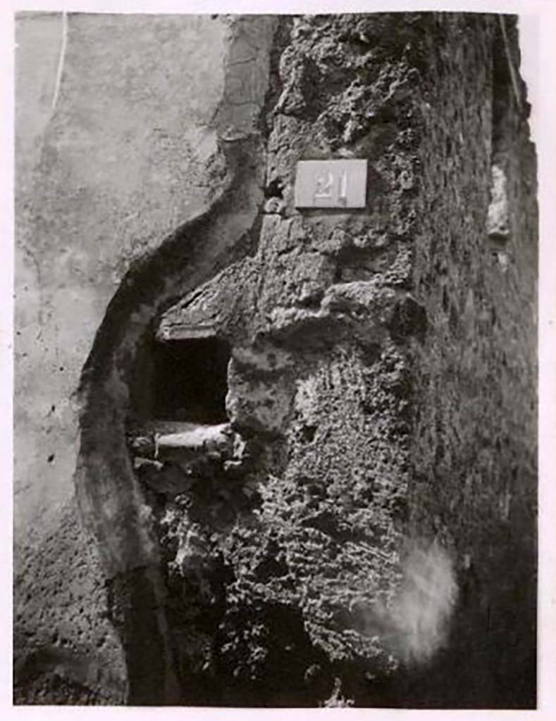 IX.2.21 Pompeii. Pre-1943. Photo by Tatiana Warscher.
According to Warscher – this photo is of a hole for barring the entrance doorway.
See Warscher, T. Codex Topographicus Pompeianus, IX.2. (1943), Swedish Institute, Rome. (no.113.), p. 193.
