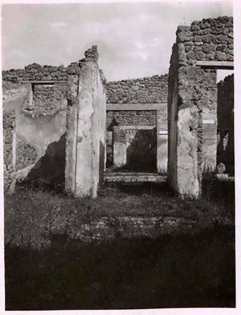 IX.2.21 Pompeii. Pre-1943. Photo by Tatiana Warscher. Looking north across impluvium in atrium.
See Warscher, T. Codex Topographicus Pompeianus, IX.2. (1943), Swedish Institute, Rome. (no.112.), p. 193.