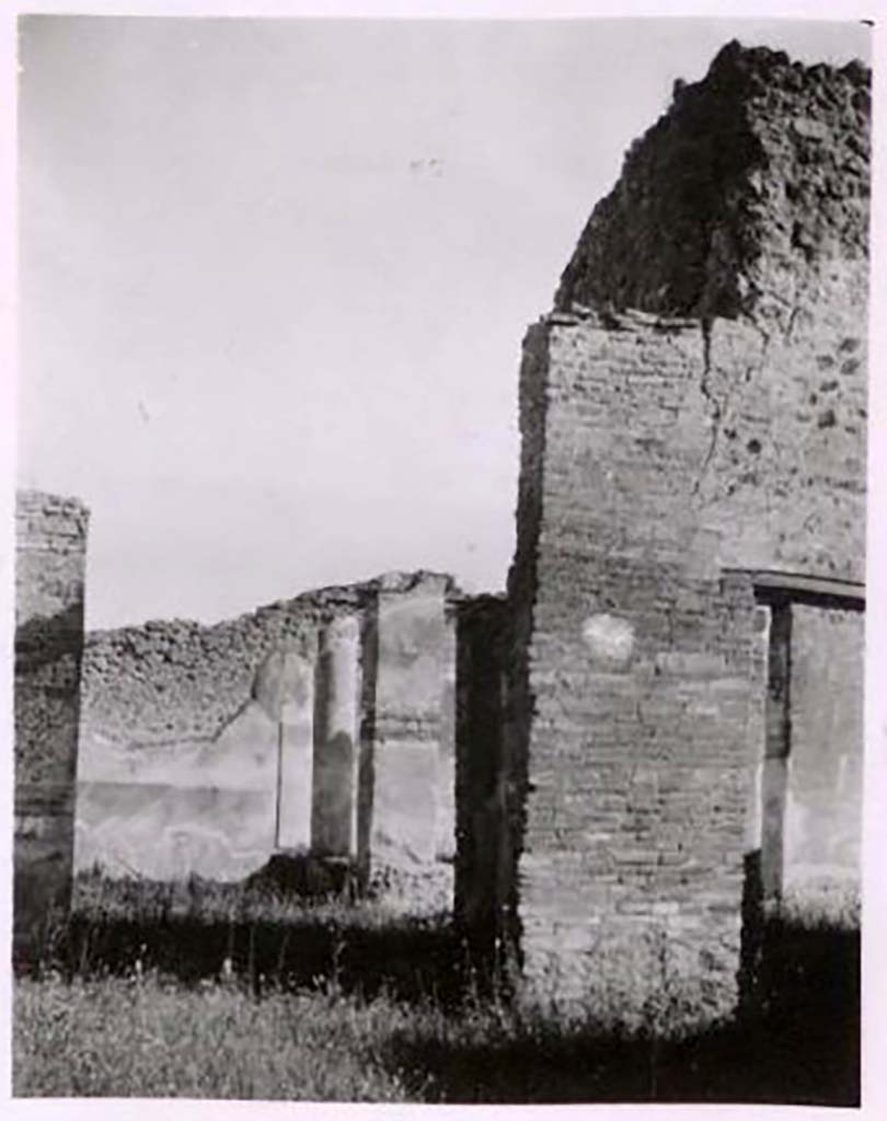 IX.2.21 Pompeii. Pre-1943. Photo by Tatiana Warscher.
Room 1, looking south towards west side of tablinum and through to peristyle. The doorway to room 5 is on the right.
See Warscher, T. Codex Topographicus Pompeianus, IX.2. (1943), Swedish Institute, Rome. (no.115.), p. 195.