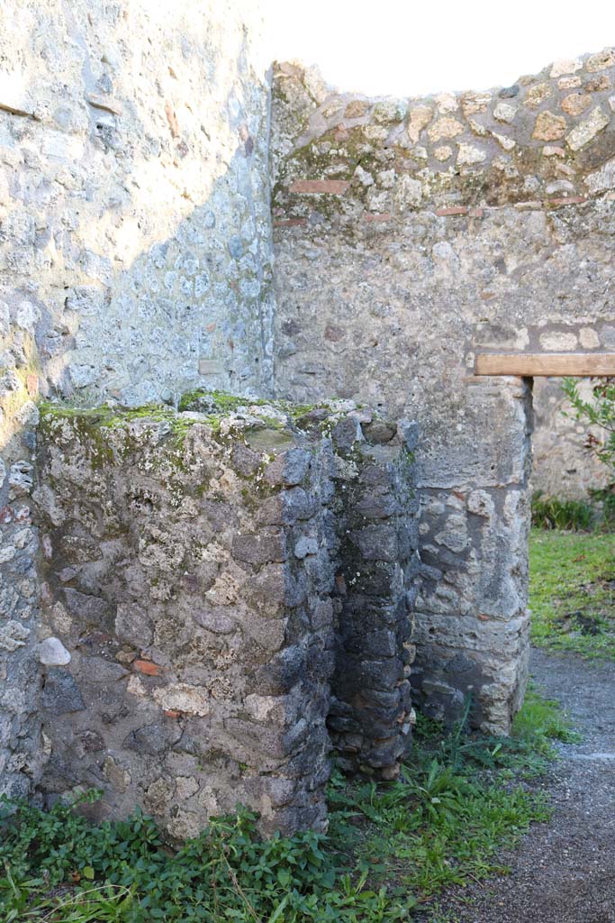IX.2.24 Pompeii. December 2018.
Looking south-east to mangers in corridor. Photo courtesy of Aude Durand.
